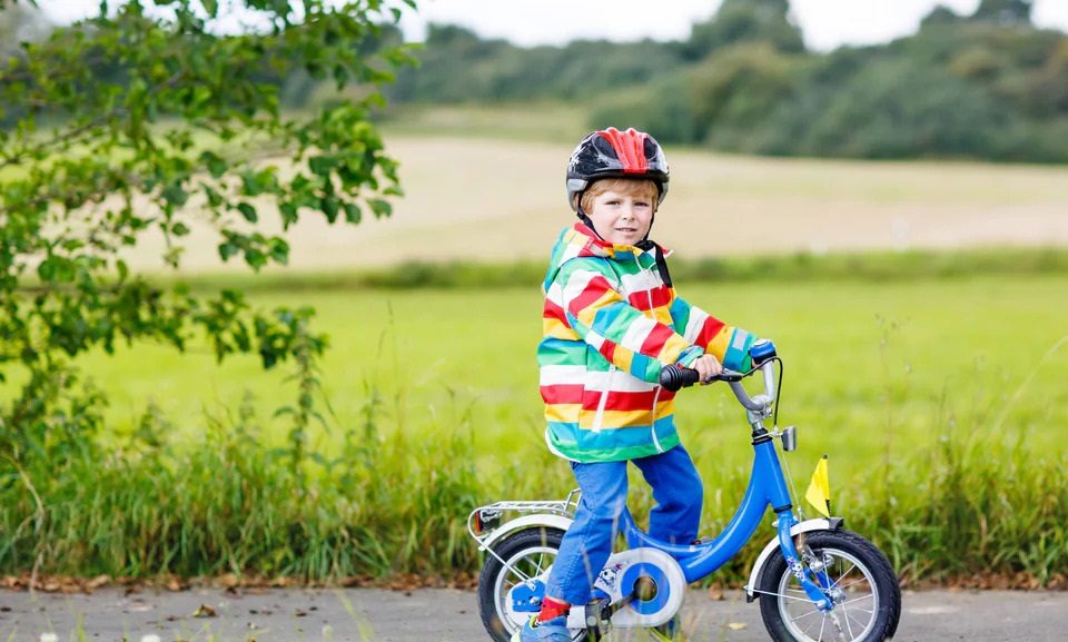 Can a 3 year old ride a bike with training wheels?